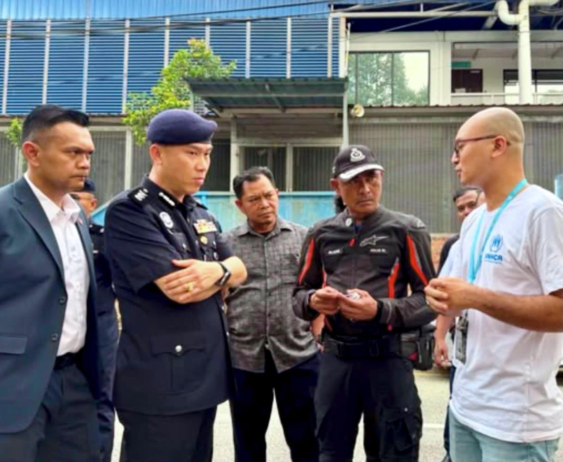 十五碑警区主任胡昌福助理总监（左2）与法迪尔（右2）等人，聆听代表的谈话。