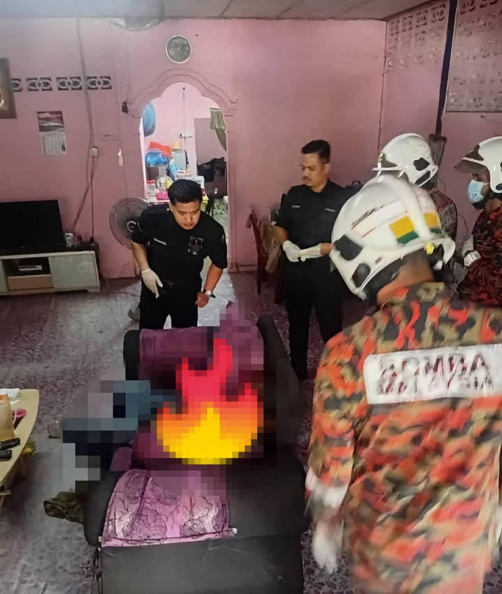 一名六旬男子连续两天未上班，引起同伴担心，前往其住家查看时发现屋内传出异味，消拯员随后破门进入，发现男子已倒卧客厅沙发，证实身亡。