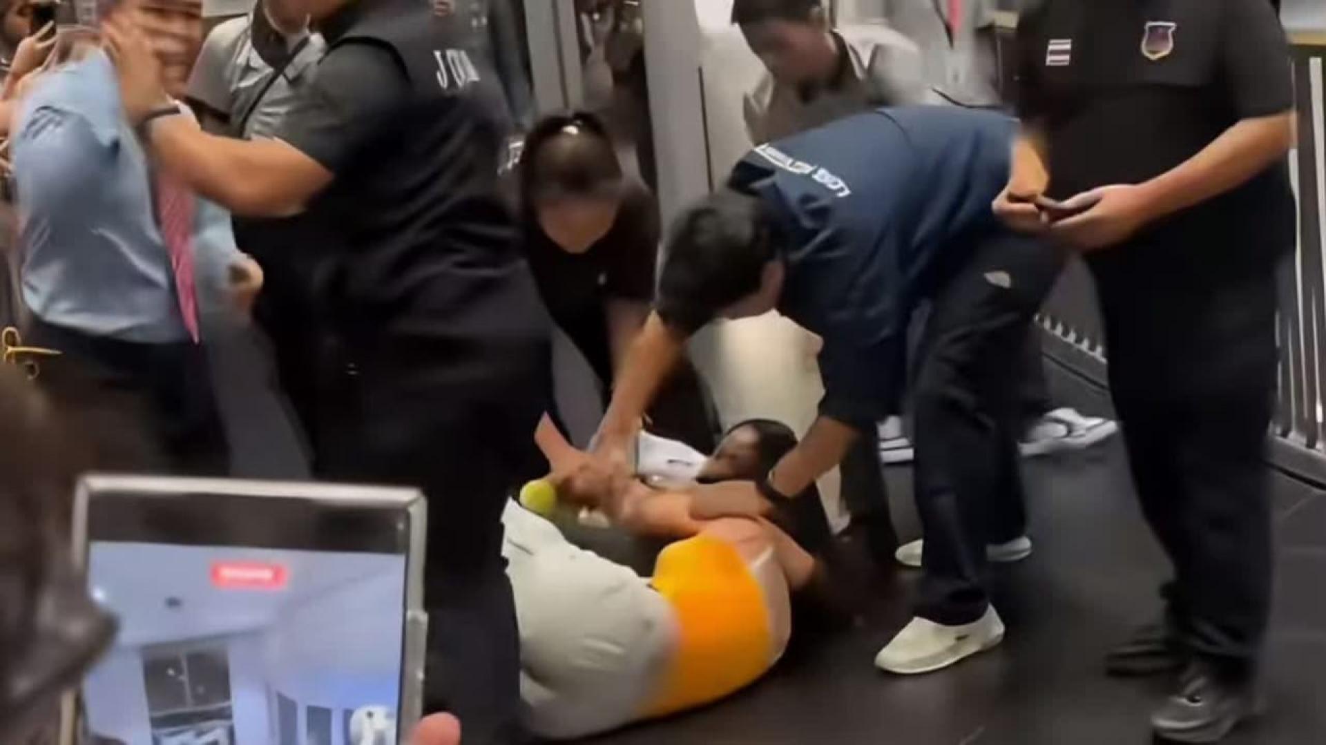 一名中国女粉丝被指涉嫌插队，在遭工作人员要求离场过程中发生肢体冲突。