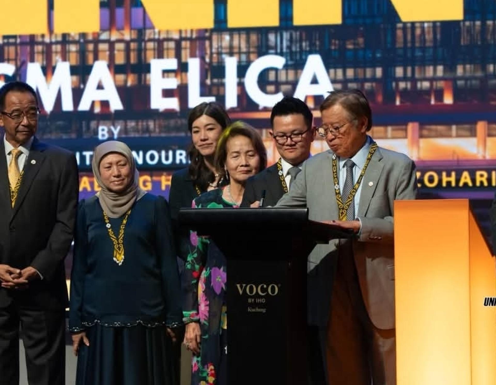 总理阿邦佐哈里（右）为 Wisma Elica 主持开幕仪式。