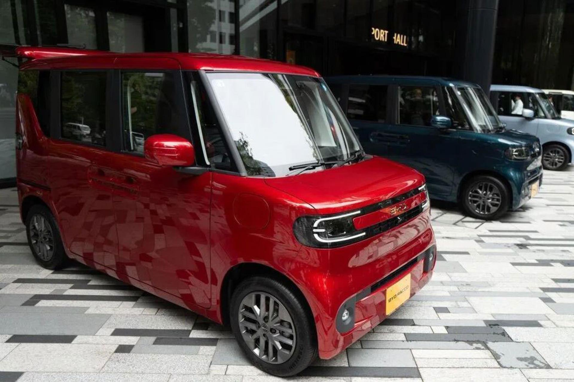 中国电动车巨头比亚迪在日本推出电动轻型车Racco。