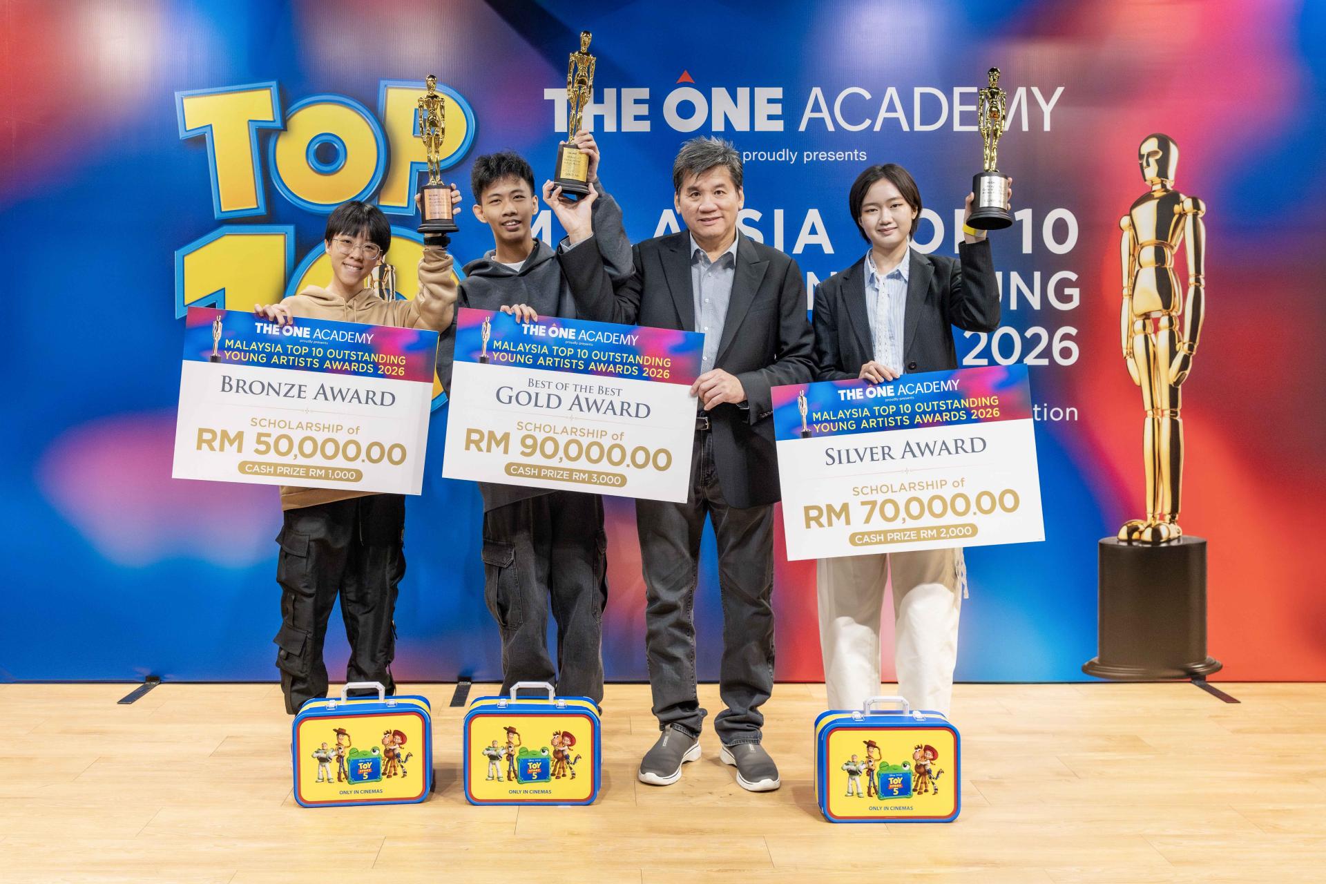 金奖得主林鋐哲、银奖得主张紫萱、铜奖得主罗心瑶与The One Academy院长许德胜合影。