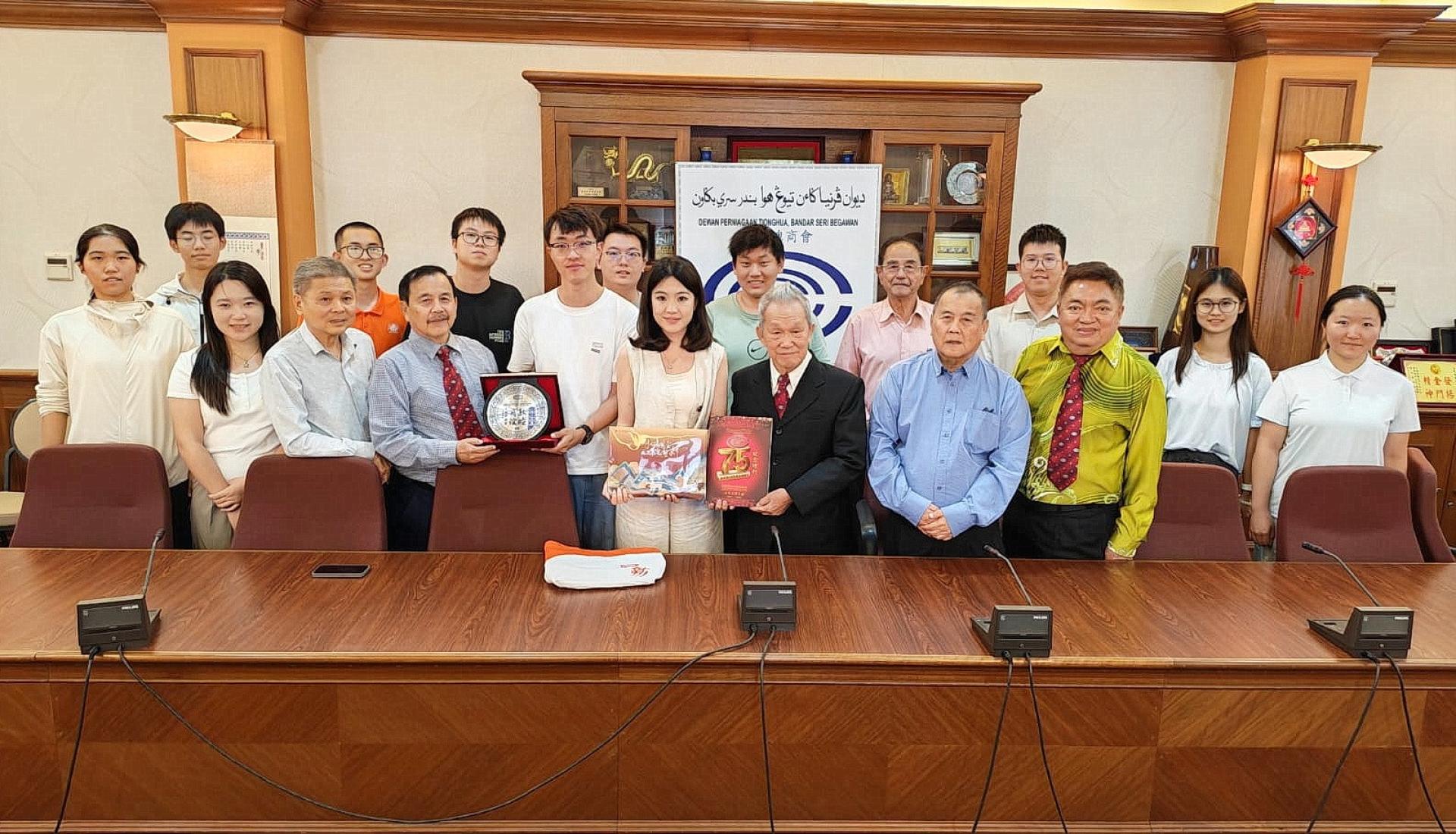 斯市中华总商会文教主任孙德安，副会长林登财与清华大学师生代表团互相交换纪念品时合影。