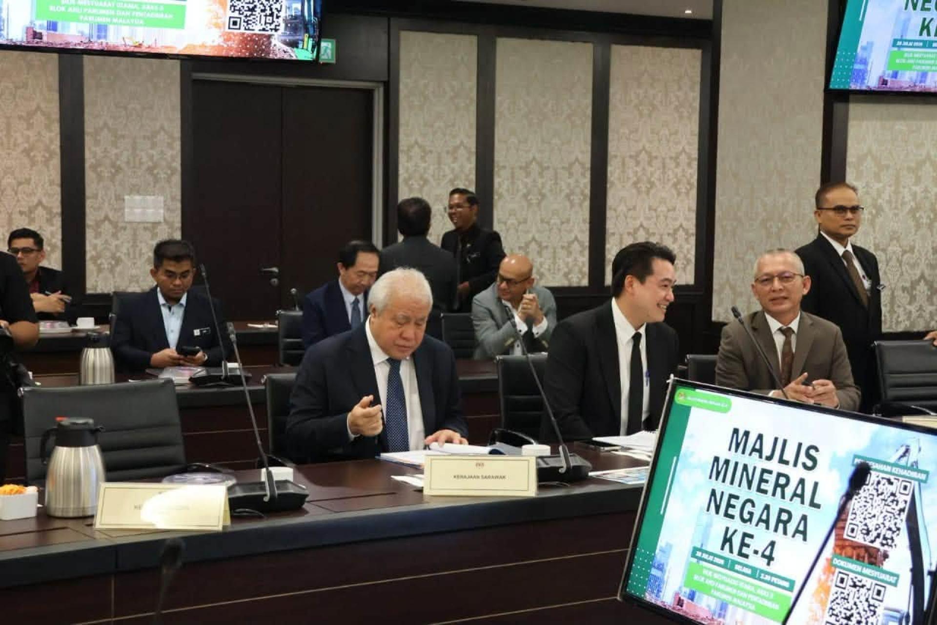 代表砂总理阿邦佐哈里出席的砂副总理拿督阿玛阿旺登雅在吉隆坡出席国家矿业理事会会议时影。