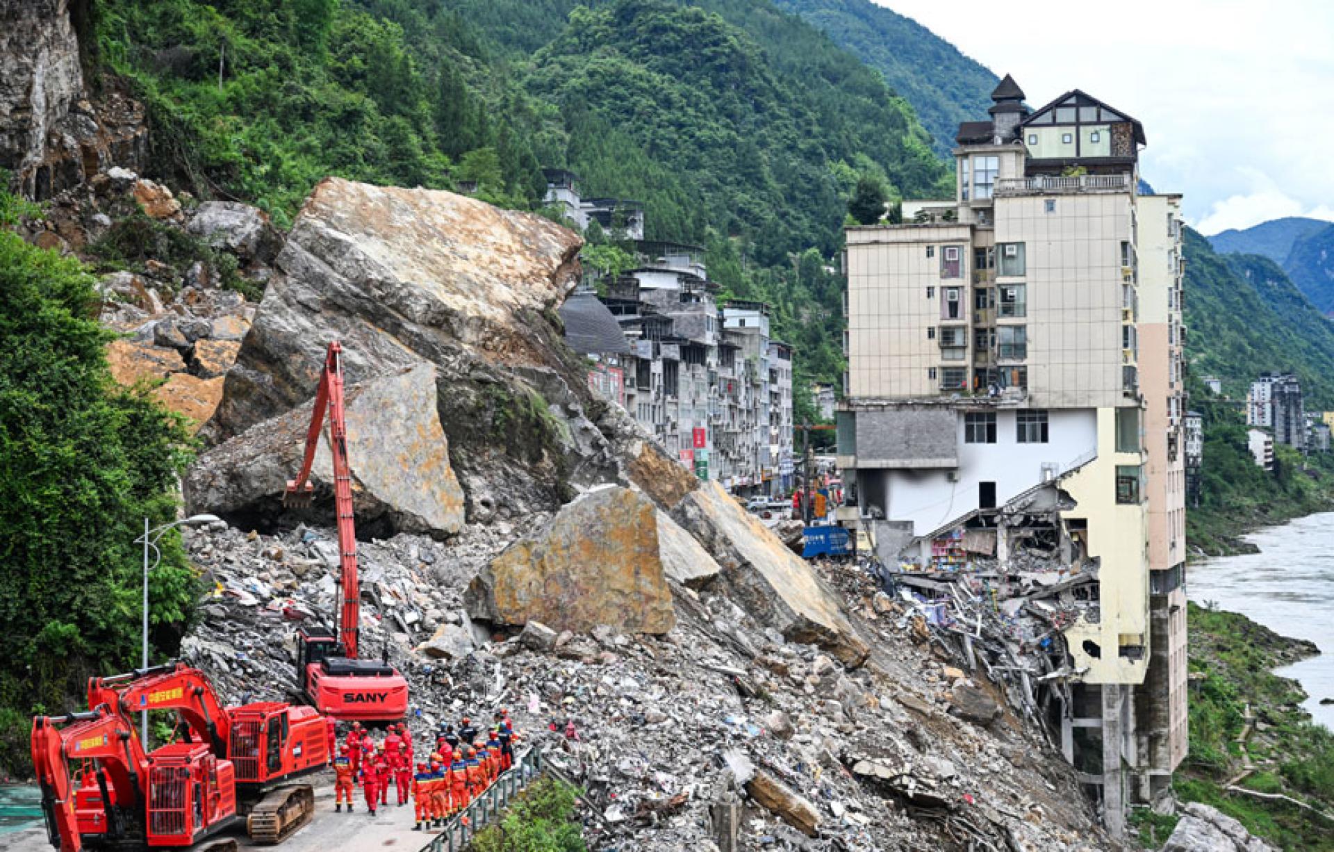 中国重庆彭水县汉葭街道7月17日上午9时10分许发生一起山体崩塌，造成多人被埋失联。图为救援人员7月18日在现场进行搜救。