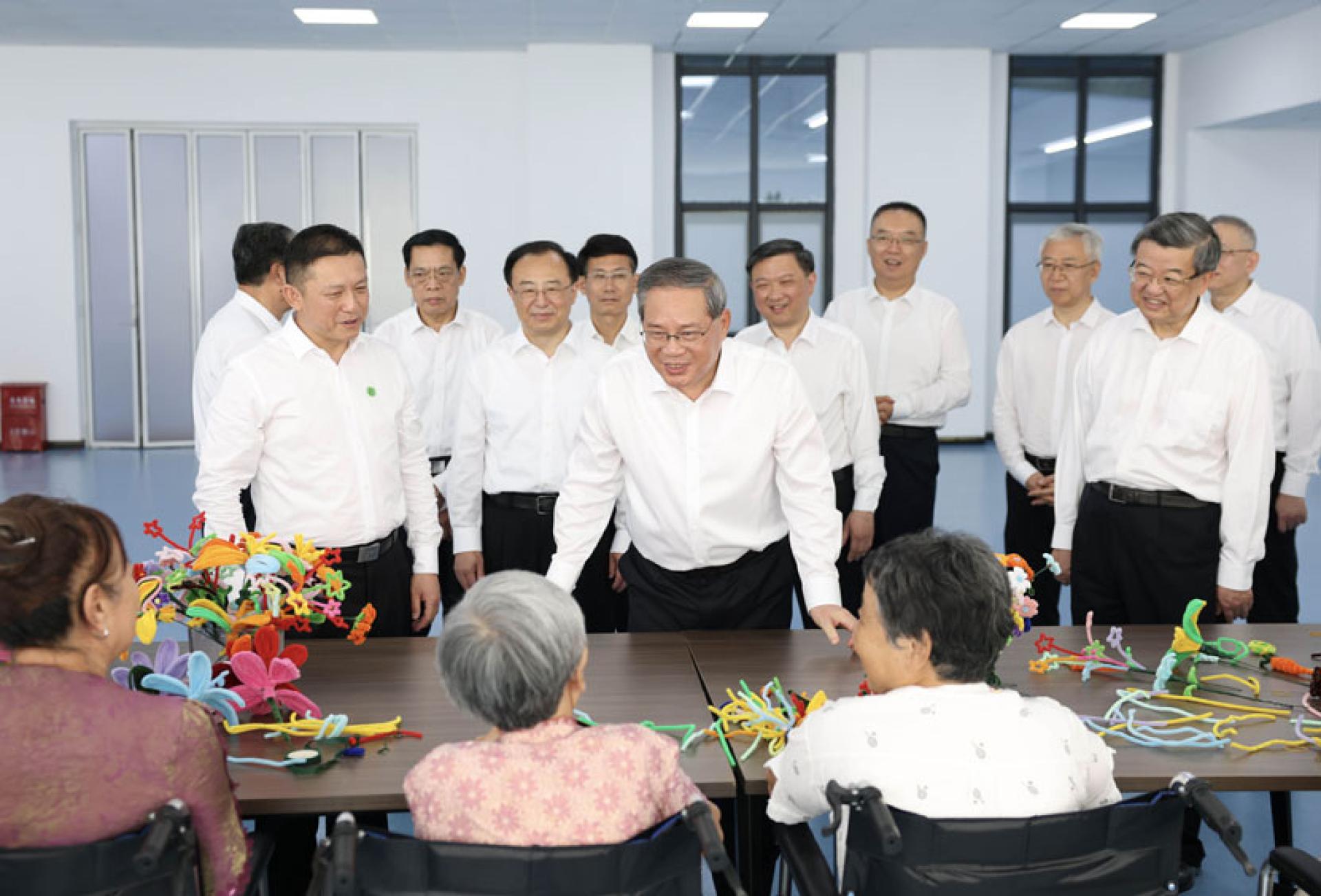 7月28日是唐山大地震50周年纪念日，受中共总书记、国家主席习近平委托，中共政治局常委、中国总理李强（中）当天到河北省唐山市调研慰问。这是在习近平2016年到访过的唐山市截瘫疗养院，李强看望慰问地震截瘫伤员。
