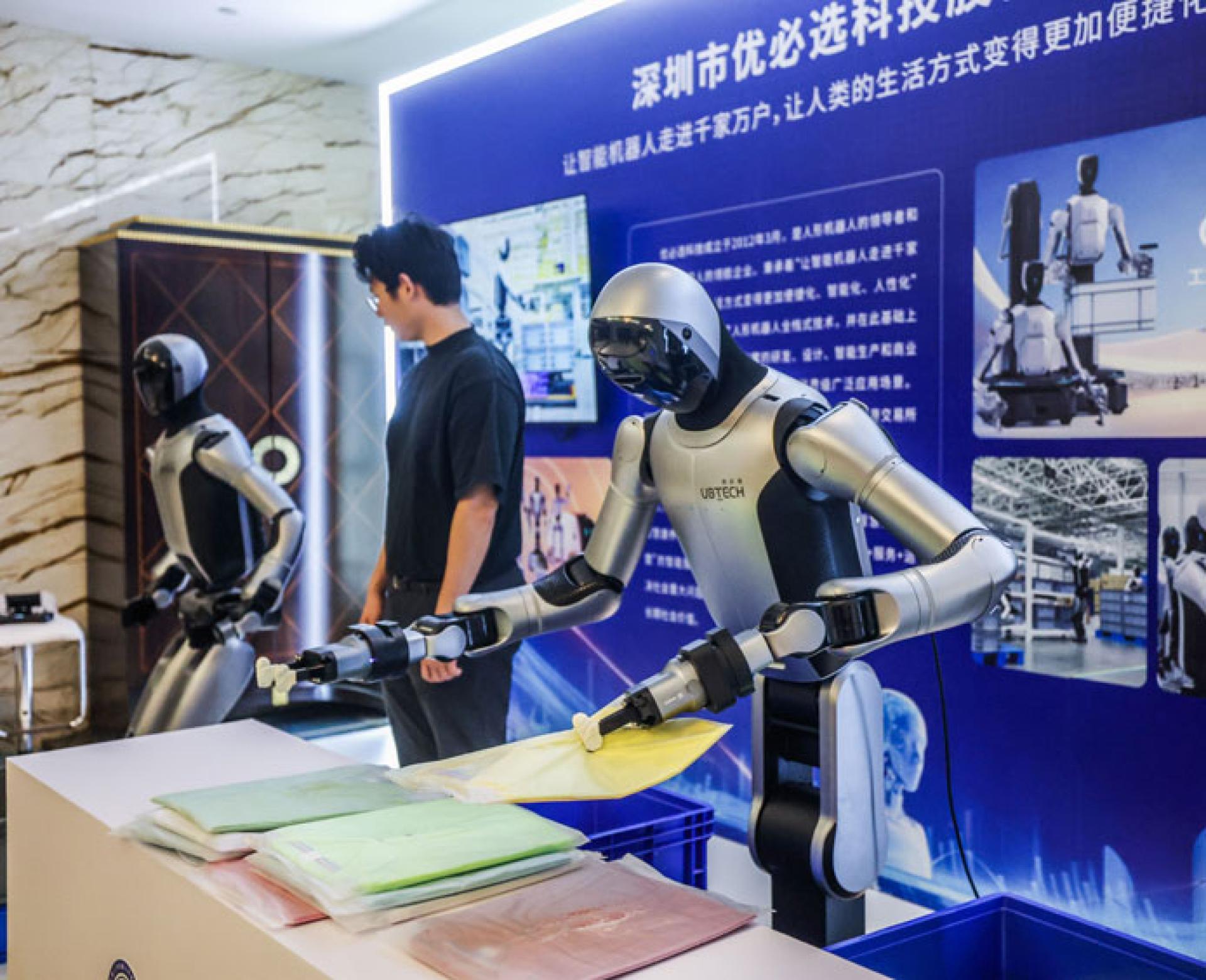 7月16日，人形机器人在活动现场进行展示。
