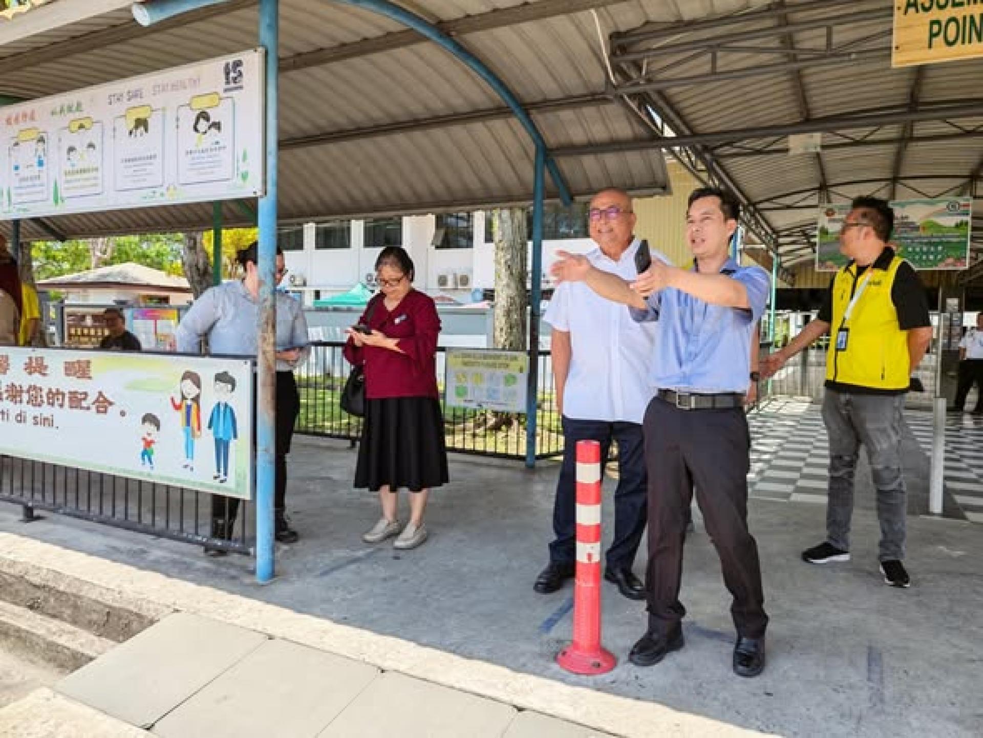 接获学校提出述求，市长与团队一同前往现场勘察，学校希望能增加两条斑马线让学生能更安全的过马路，以及其他一些诉求。