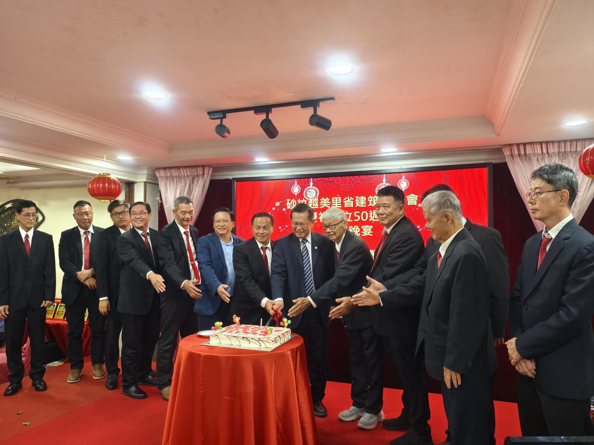主宾拿督斯里李景胜（右5）与美里省建筑商公会主席严学忠（左7）一行人进行切50周年蛋糕仪式。