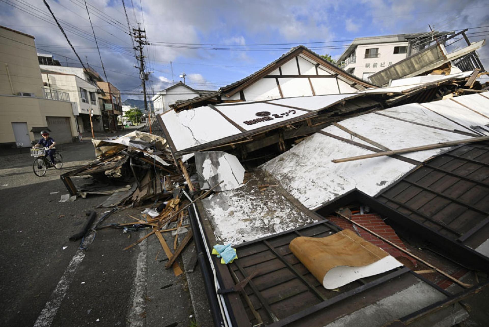 这是7月29日在日本熊本县拍摄的受损建筑。