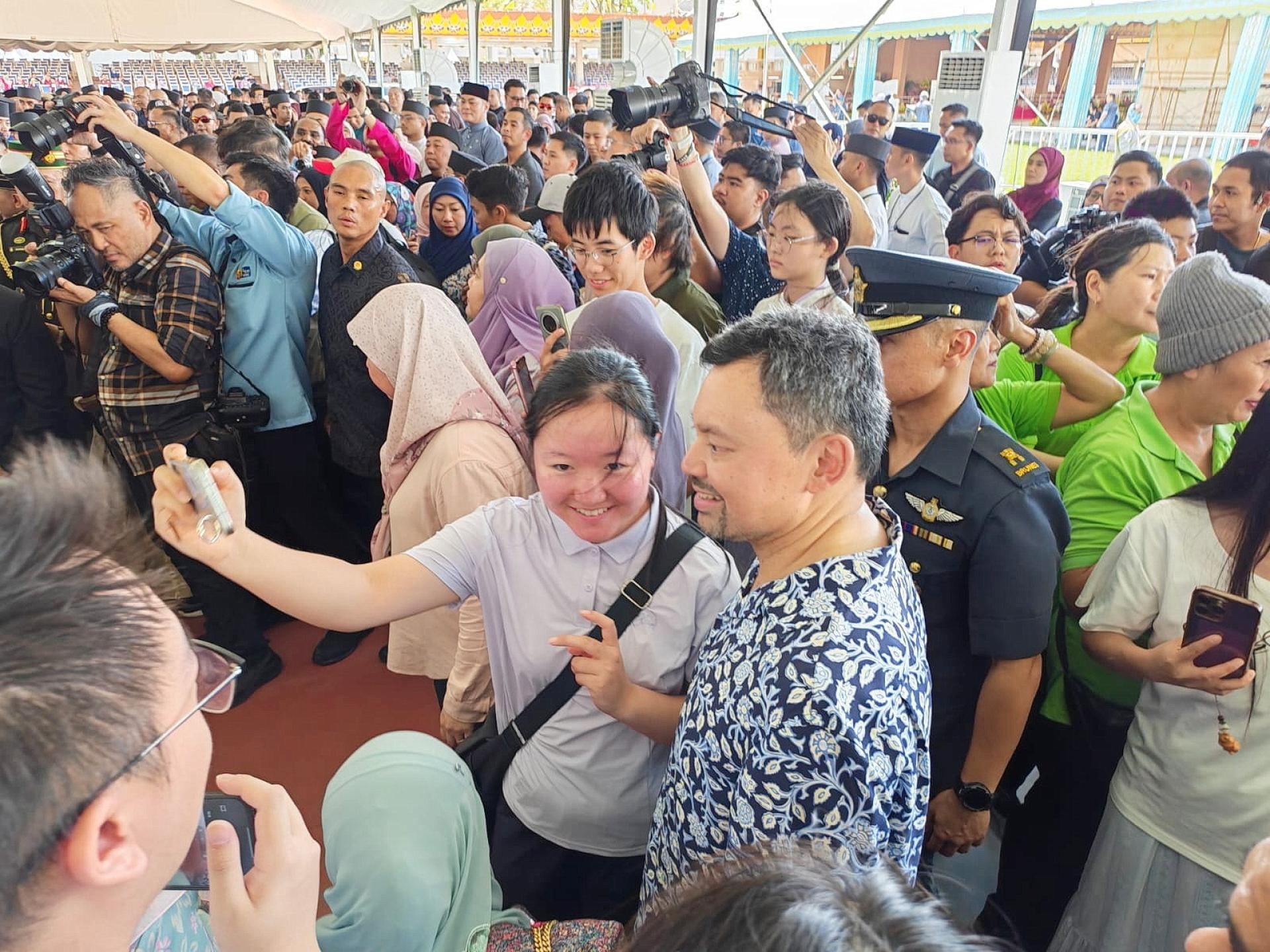 清华大学一名学生与首相署高级部长皇太子哈吉阿穆达迪毕拉自拍留念