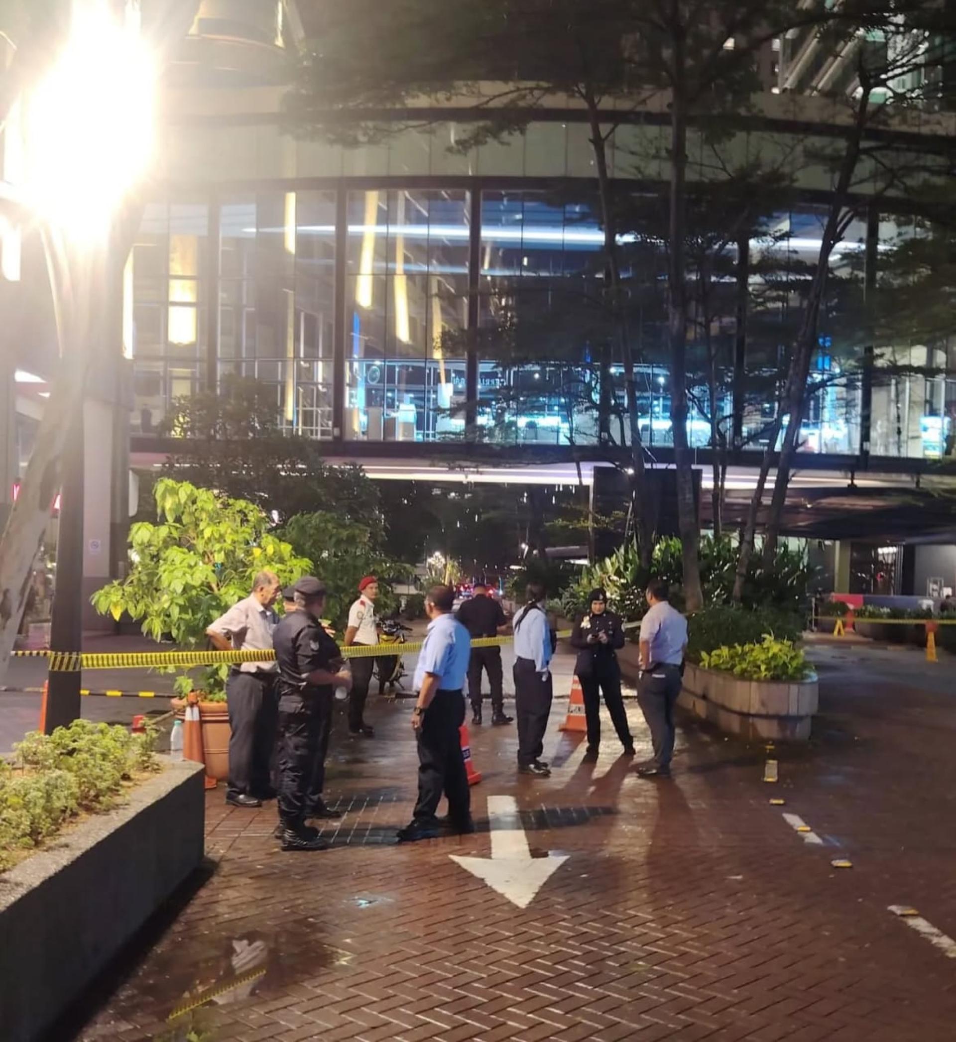 警方与保安封锁现场展开调查。