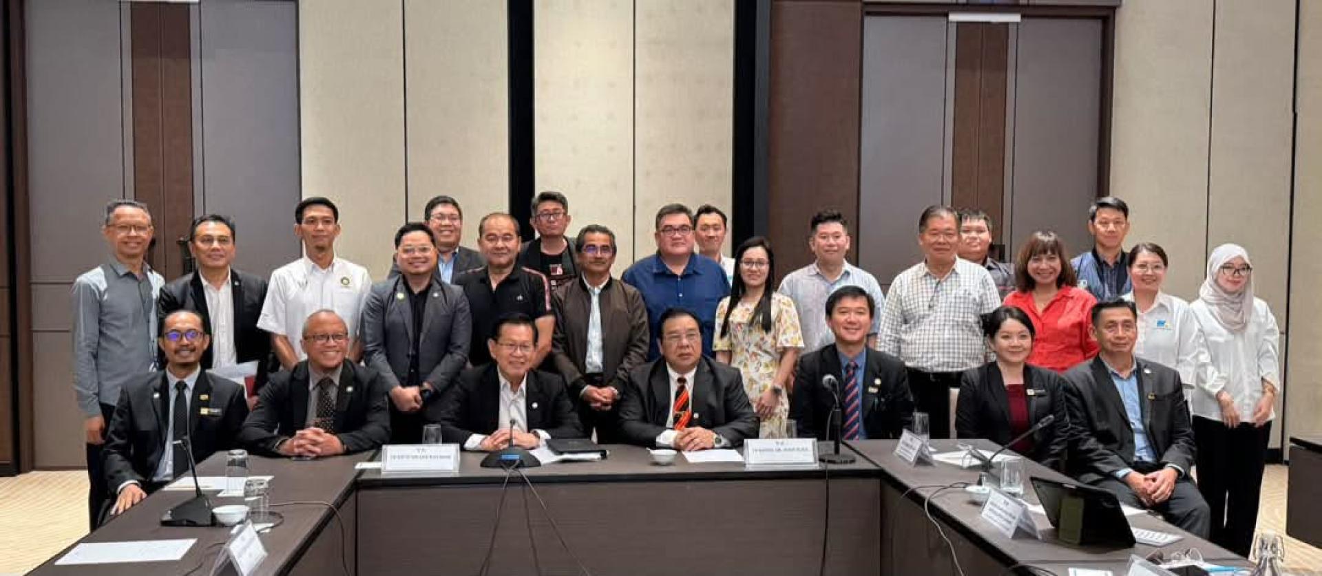 拿督斯里李景胜（前左3）和与会者代表合影。