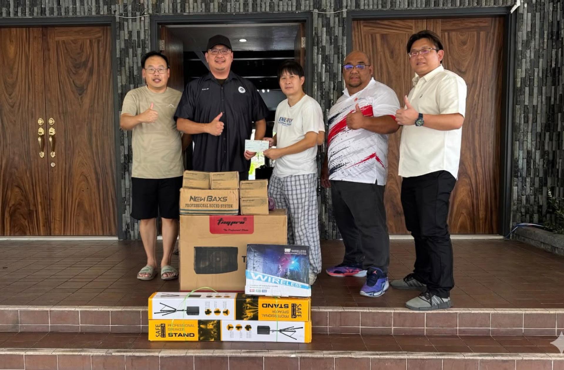 美里社区发展协会主席沈伟良将音响设备移交给美里水上运动与游泳协会会长王智义。左1为严国人；右起为陈俊皓及陈志熙。