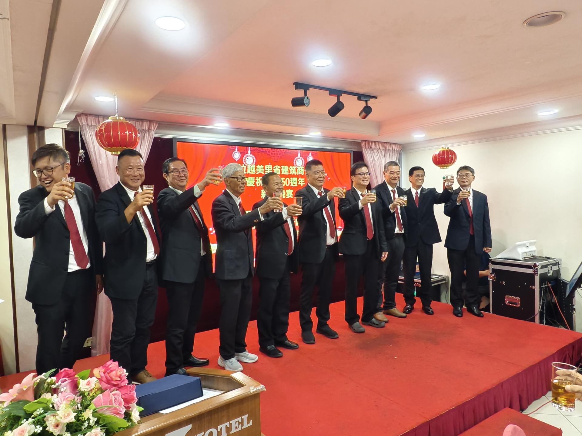 美里省建筑商公会主席甲必丹严学忠（左5）率众理事向来宾进行敬酒仪式。