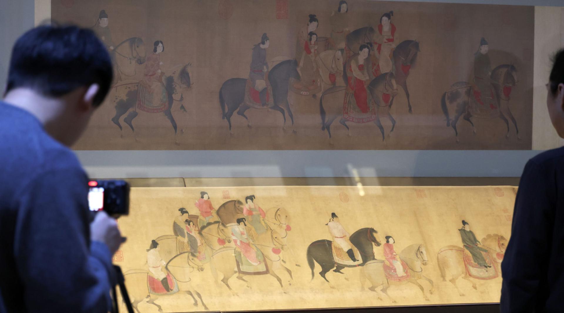 在辽宁省博物馆的宋摹张萱《虢国夫人游春图》，该画作是唐代仕女画代表之一。