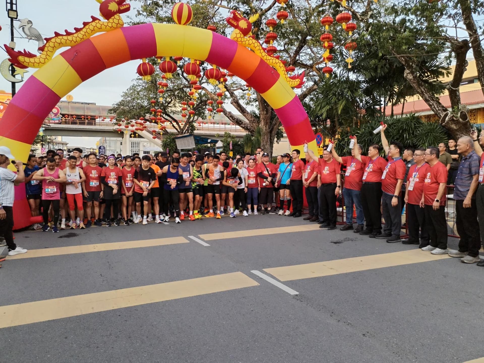 各嘉宾为春跑主持鸣笛仪式。右6为砂交通部长拿督斯里李景胜。