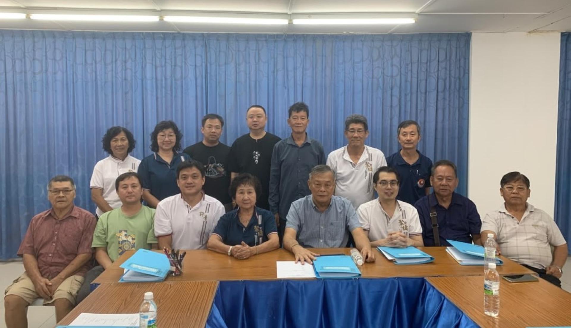美里省高阳许氏公会“中秋联欢会暨颁发会员子女大学助学金”筹备会成员合影。前排右3起为筹备会主席许业鸿、大会主席许为隆等理事们。