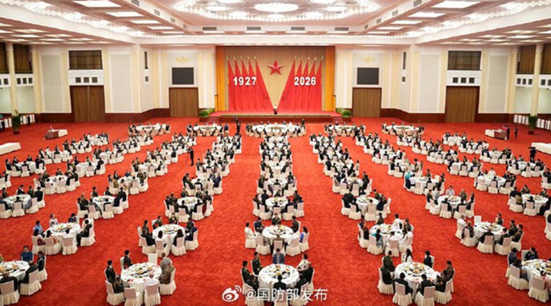 中国国防部在人民大会堂举办庆祝解放军建军99周年招待会。