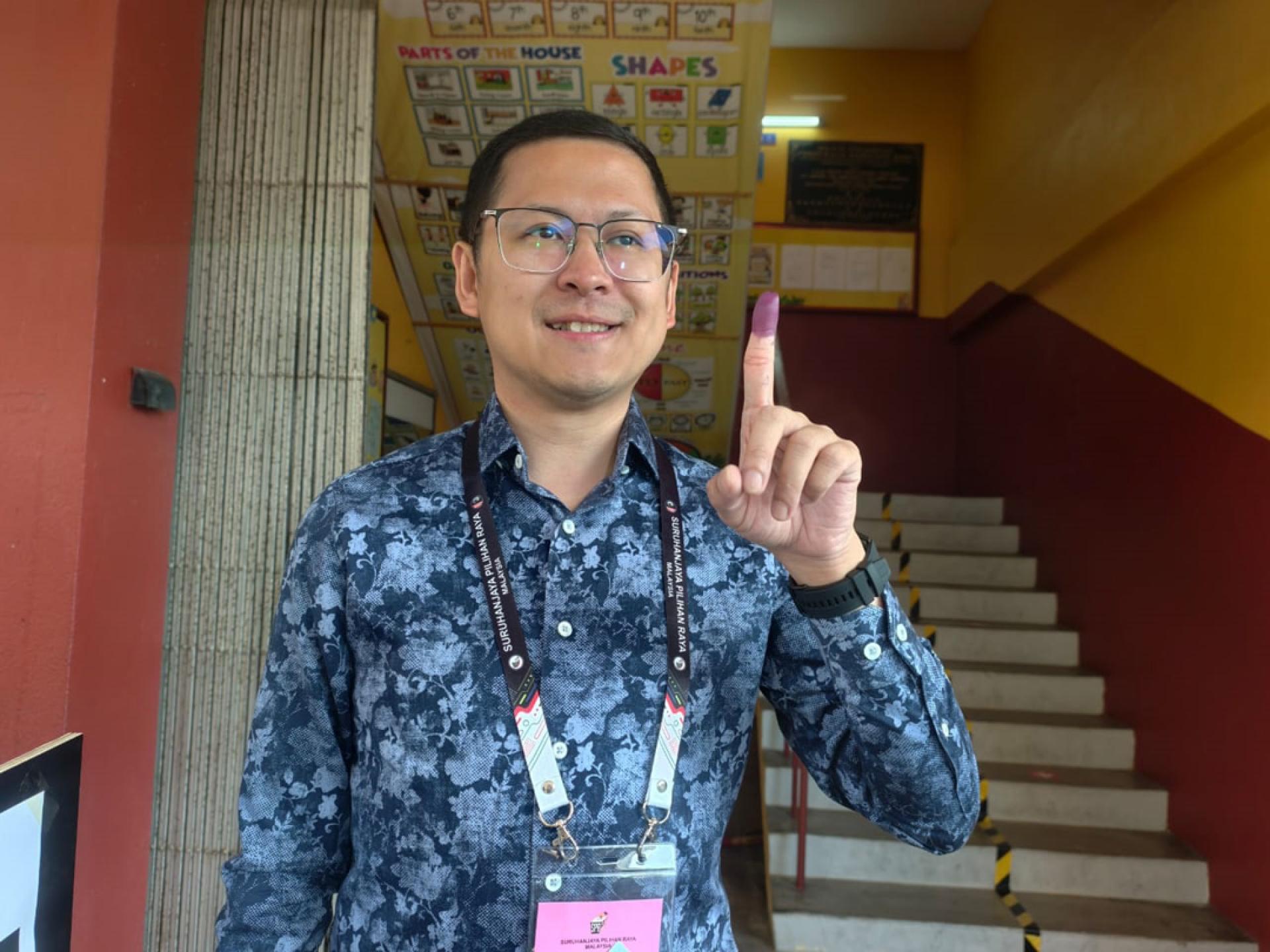 李文轩。