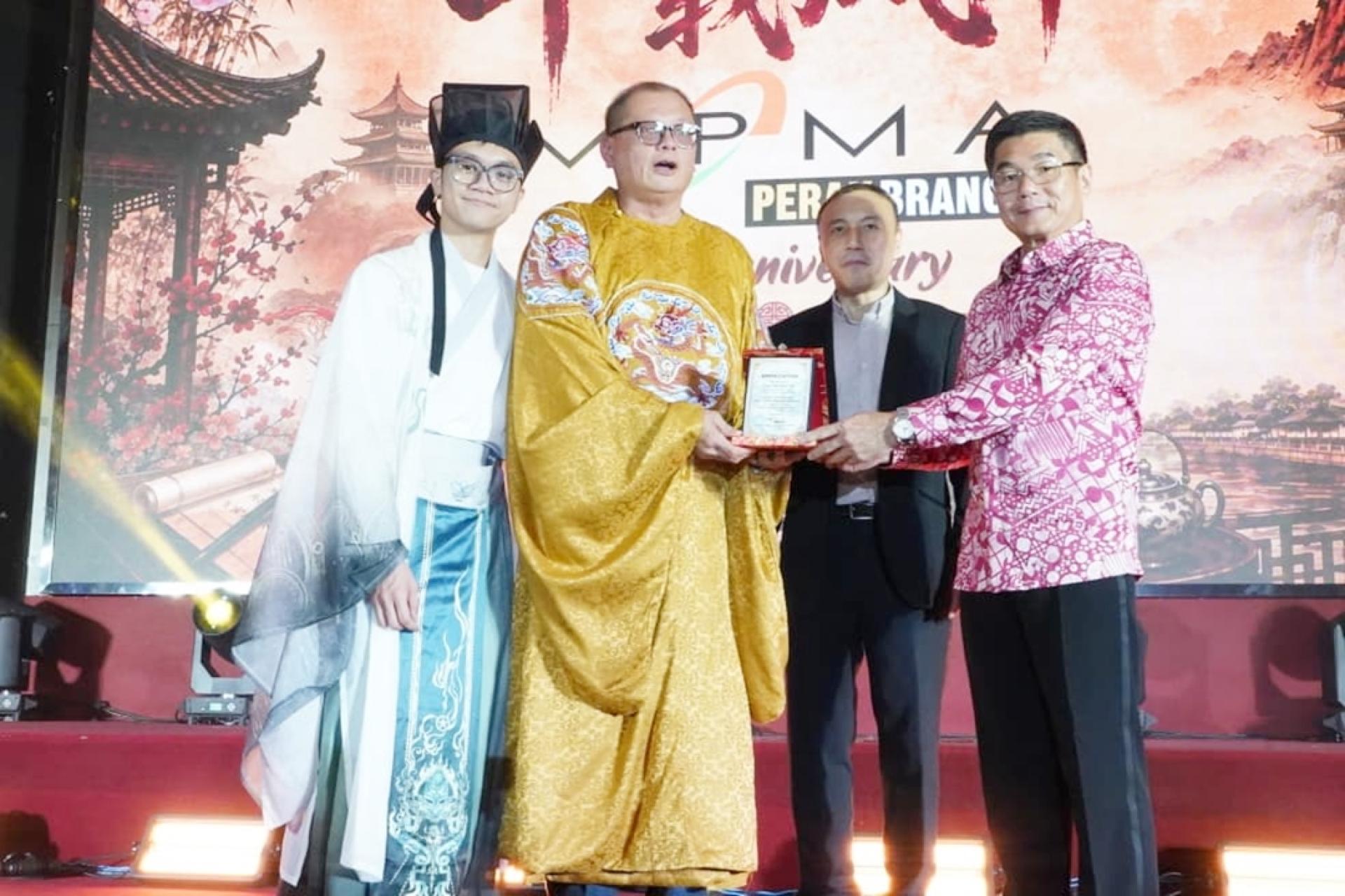 潘中山（左2起）在总会副总会长洪诗铭陪同下，颁赠纪念品予郑国霖，左起筹委会主席刘振文。