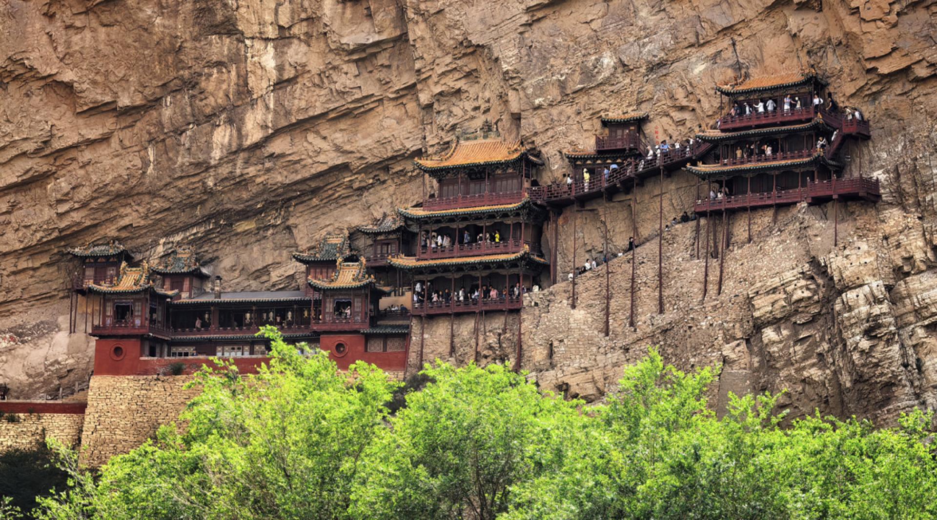 山西省大同市悬空寺以“悬、奇、巧”著称，成为影视、游戏热门取景地。（图：中新社）