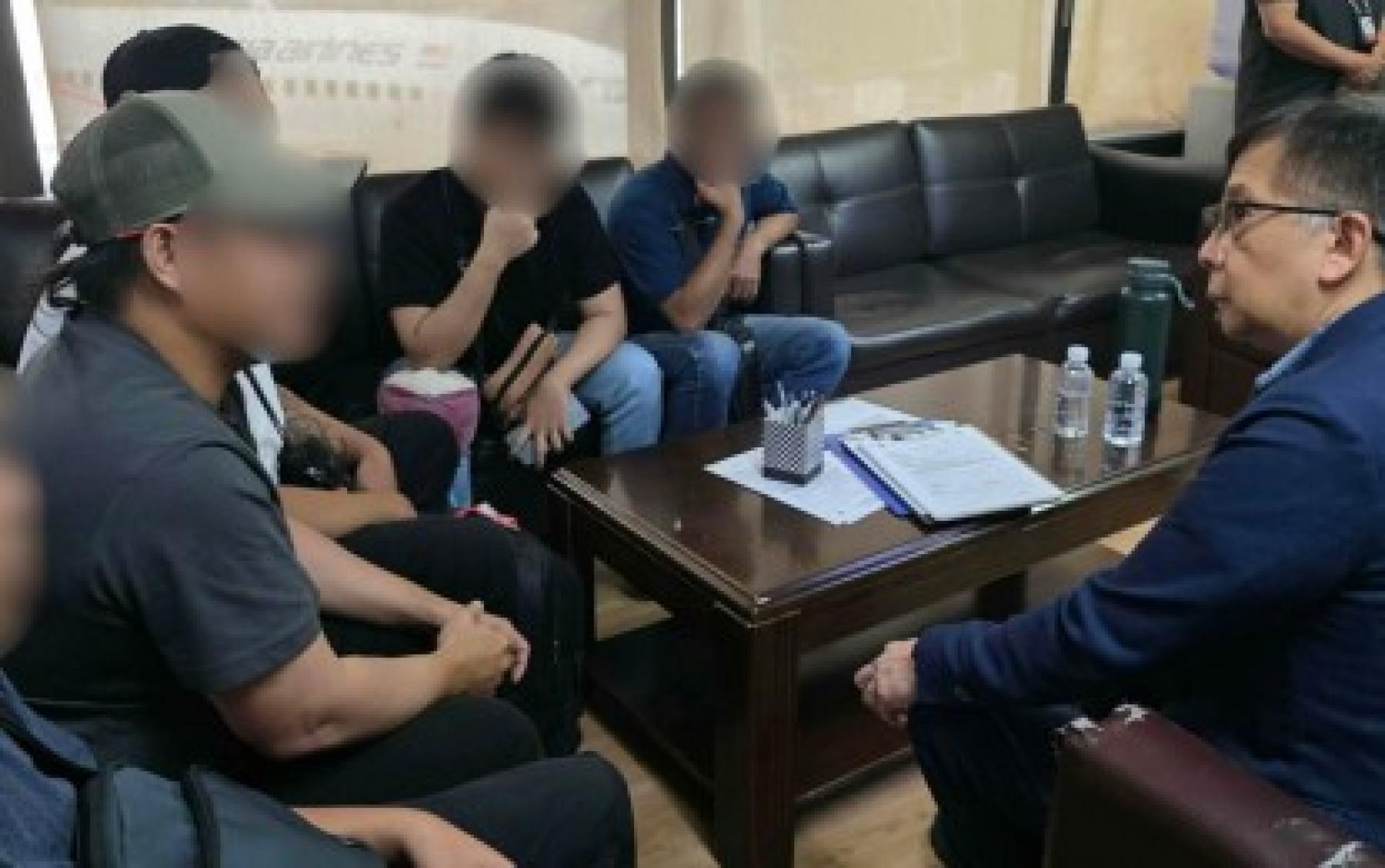 菲律宾移工部长汉斯·利奥·卡克达克于2026年7月31日在马尼拉尼诺伊·阿基诺国际机场第一航厦，迎接搭乘悬挂安提瓜和巴布达国旗散货船“Venturo”号返国的5名菲律宾海员，并慰问他们的情况。