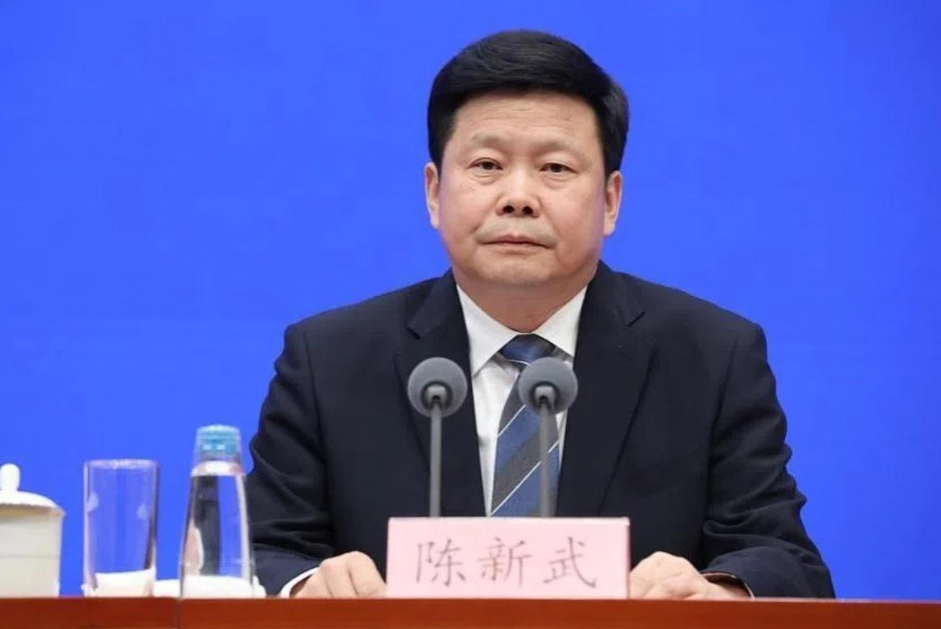 中共重庆市委副书记、代市长陈新武星期五（7月31日）主持召开市政府党组会议，强调要”牢固树立和践行正确政绩观”。