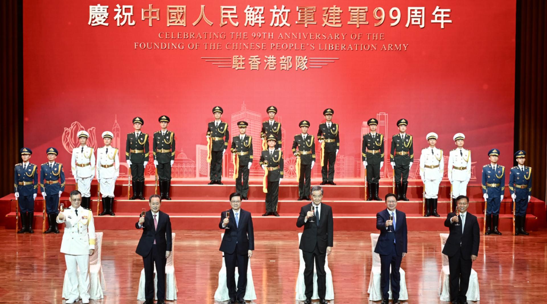 中国人民解放军驻香港部队在昂船洲军营举行招待会。