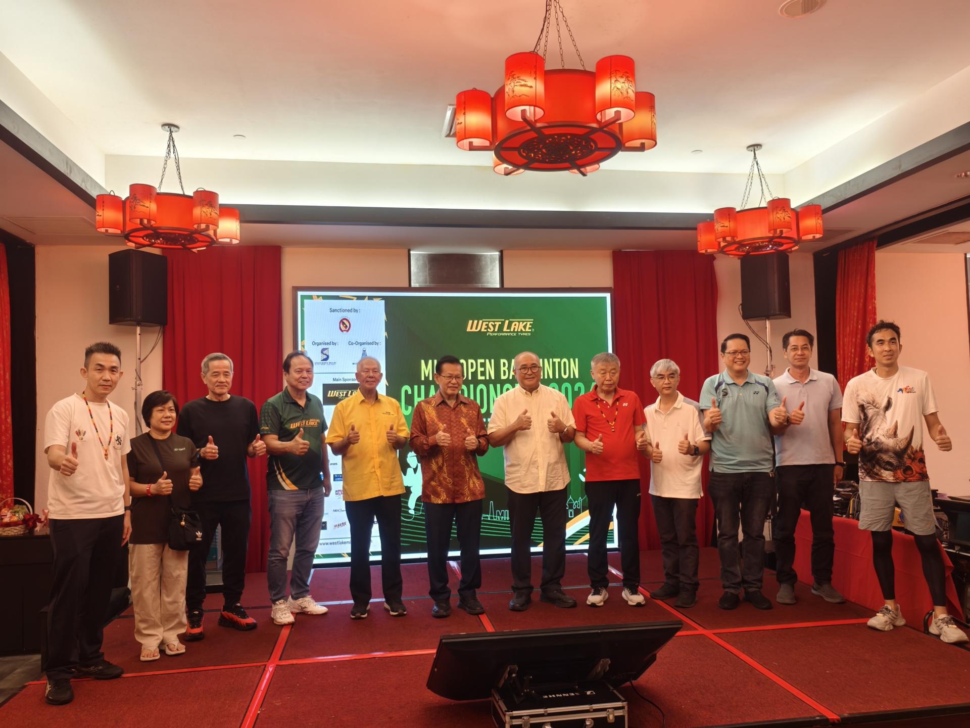嘉宾与来自外地的代表团合影。