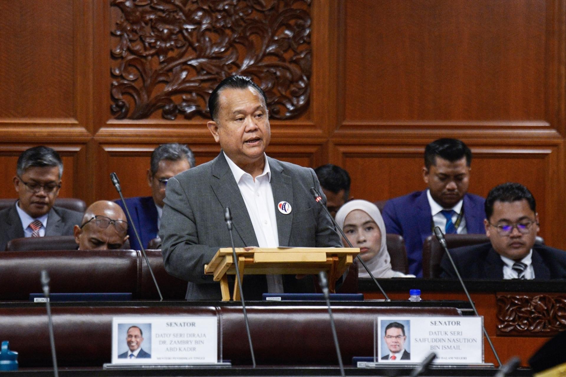 阿历山大南达林奇在国会上议院会议问答环节中回答问题。