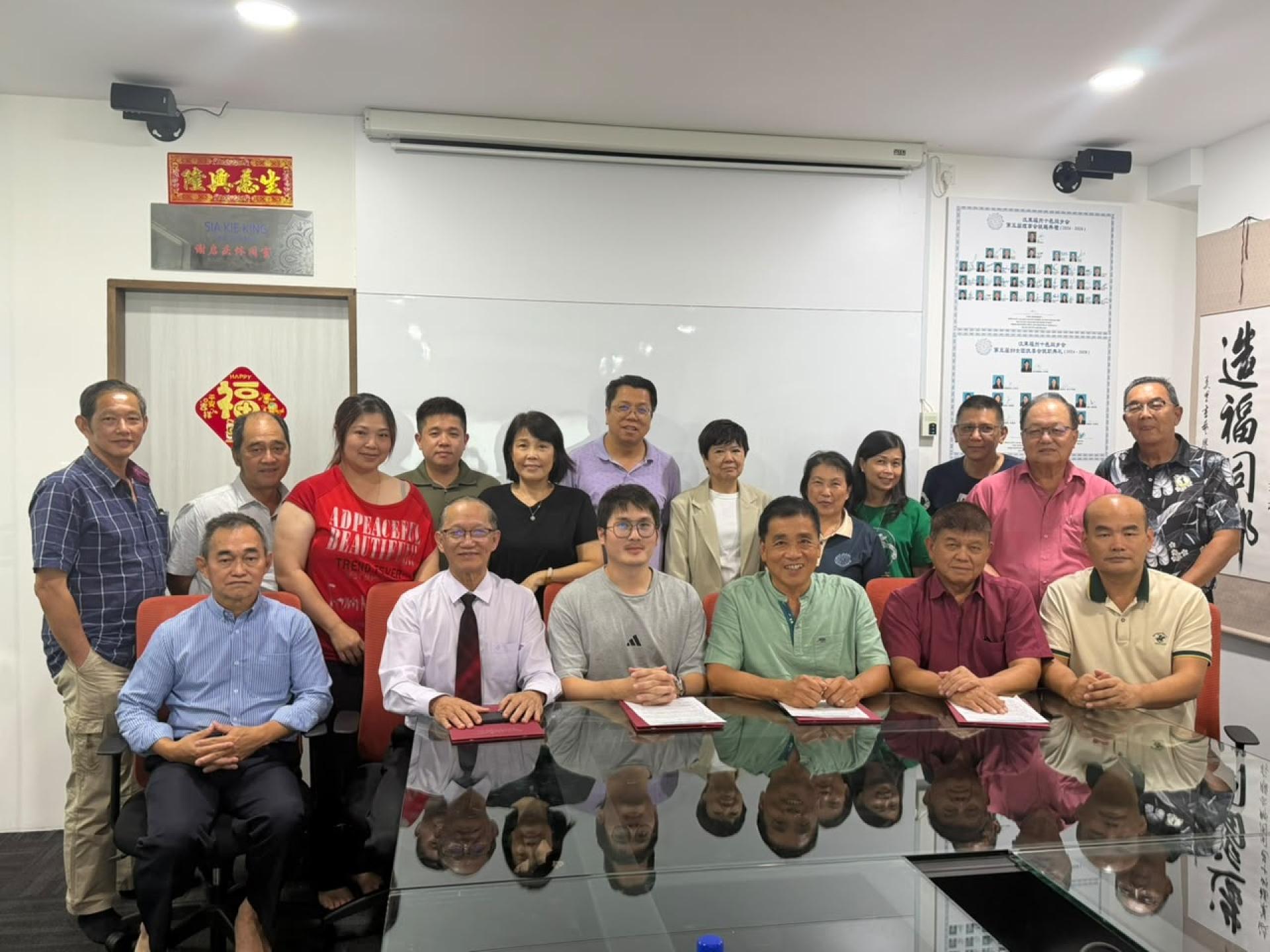 筹委会会议后，会长兼筹委会主席刘世泉博士与筹委会成员合照