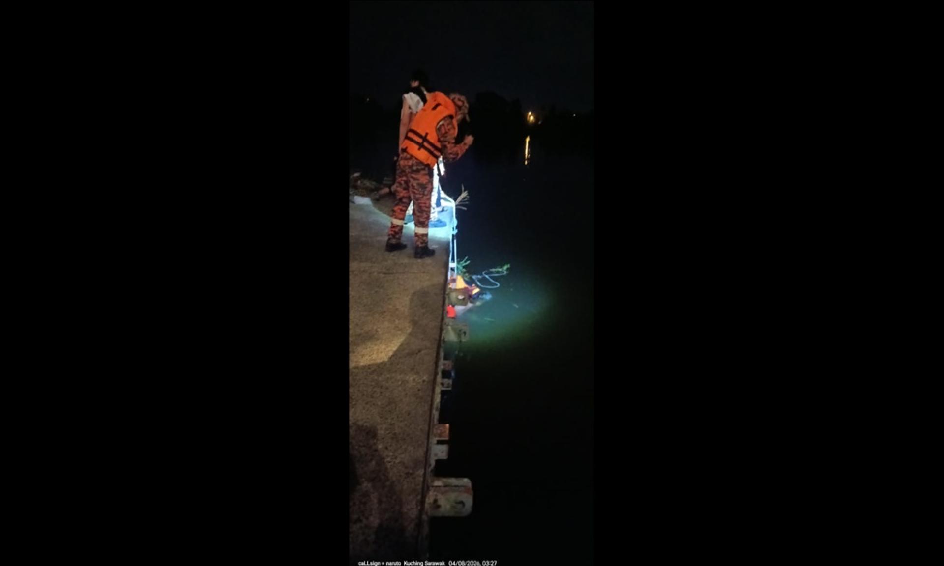 消拯局人员使用浮标和救援绳将河中3人救起。