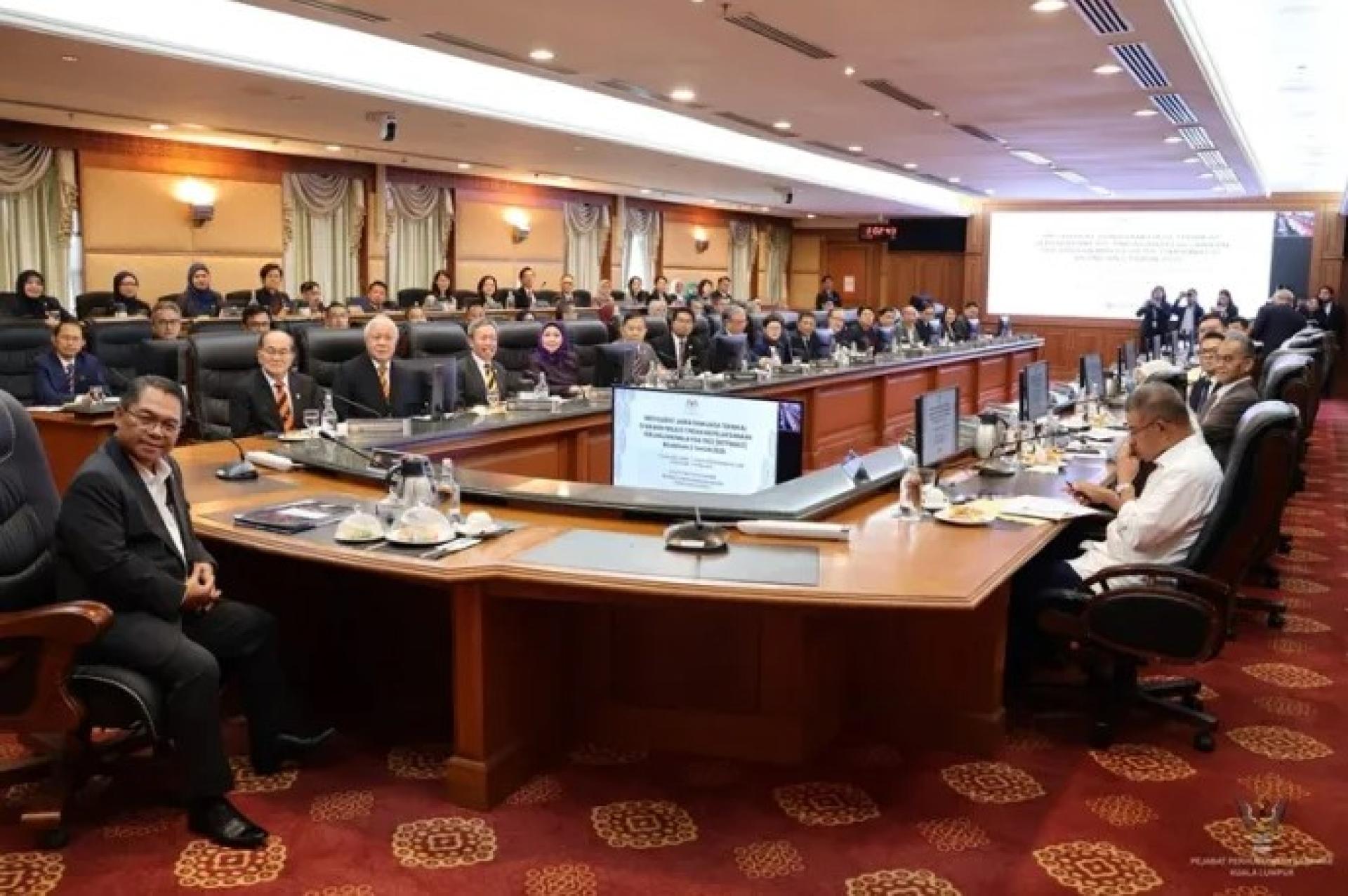慕斯达法（左）于2026年8月3日在布城主持MTPMA63会议，砂拉越领导人包括道格拉斯（左1）、阿旺登雅及沈桂贤医生出席。