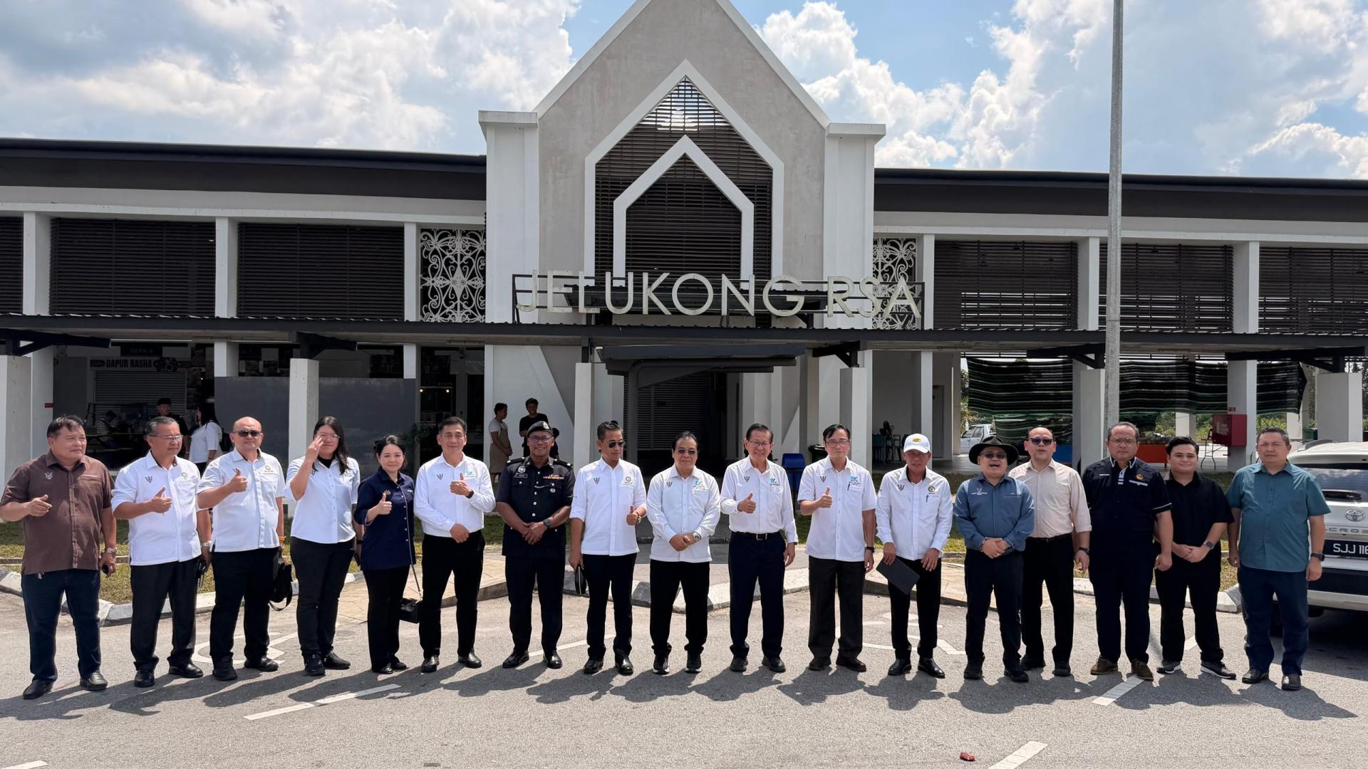 砂拉越交通部长拿督斯里李景胜昨日巡视泛婆大道Jelukong休息及服务区后，与相关机构官员合影。