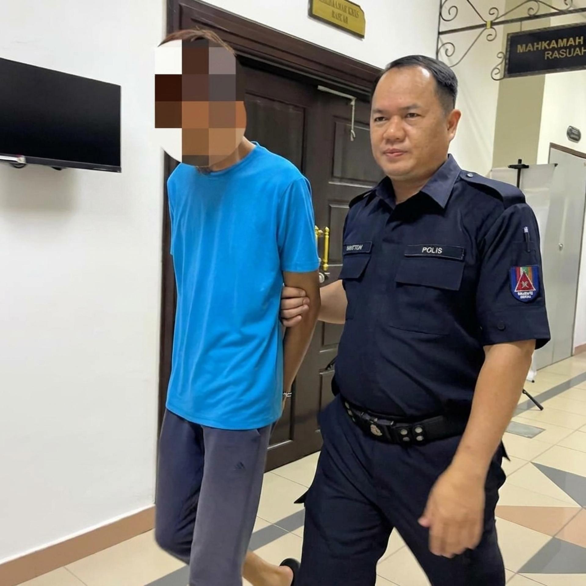 被告由警方人员押离第三刑事地庭。