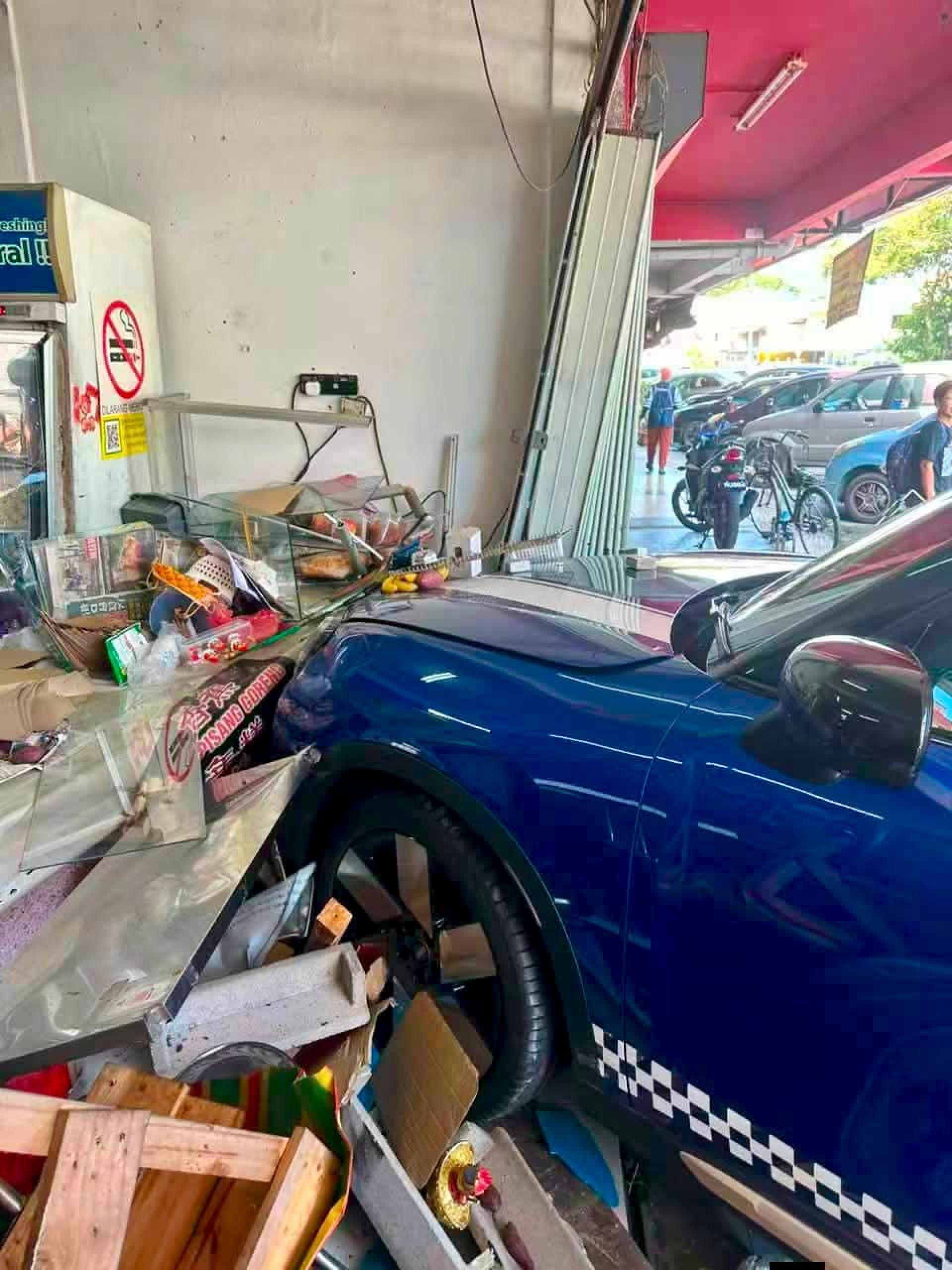 车子冲入店铺后，现场一片混乱。（网络图片）