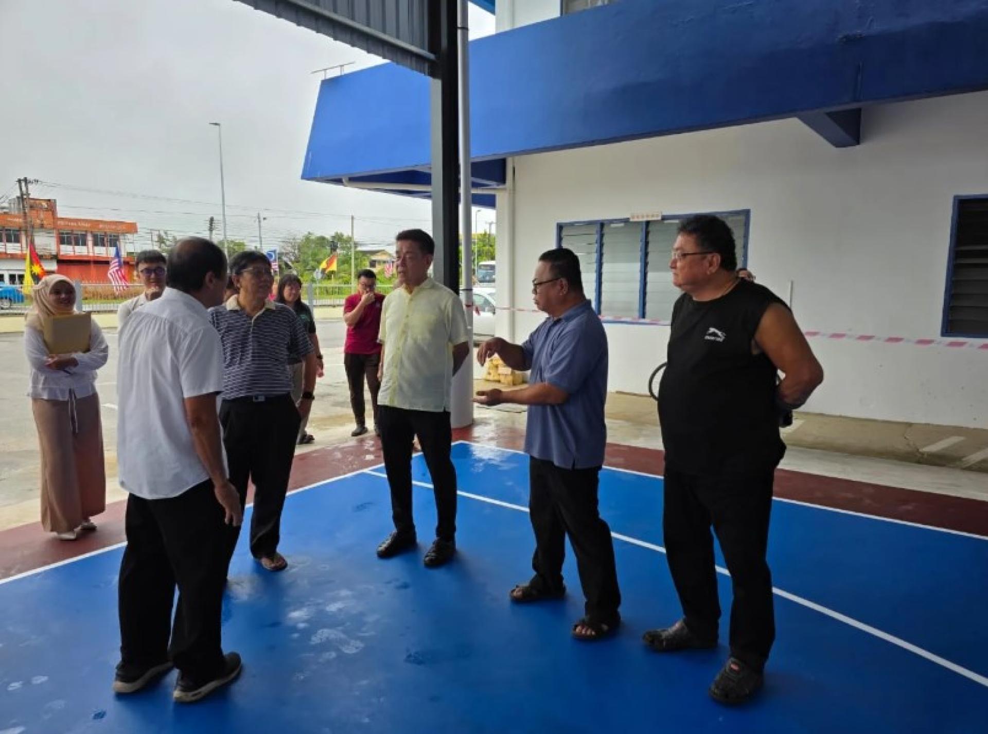 拿督陈冠勋在见证民丹莪卫理公会开元堂教堂使用的盖顶球场竣工移交仪式前，视察该设施。