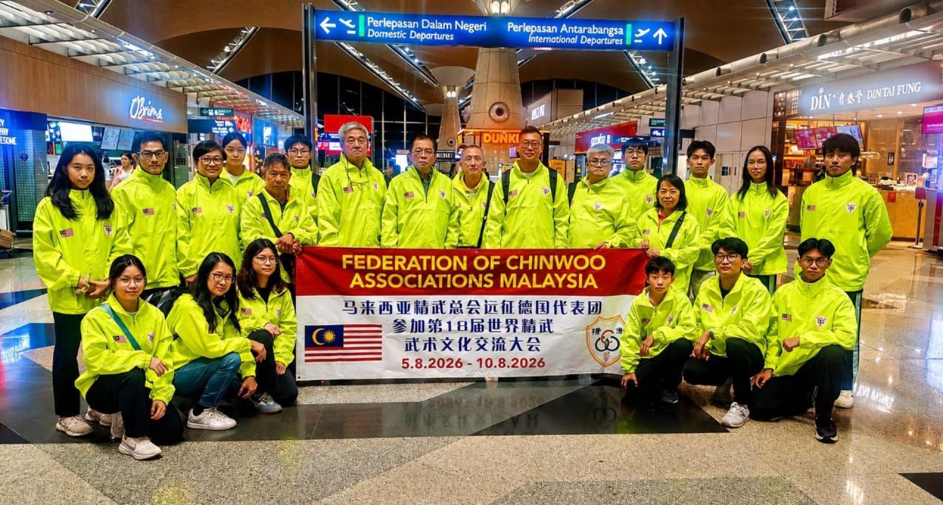 骆南辉（右8）率领武术健儿、教练及评判启程前往德国柏林，参加由德国精武体育会主办的“2026年第18届世界精武武术文化大会”。左7起为陈才英及户水清；右4起为张月媚、冯锦伦、刘永森及张铭辉。