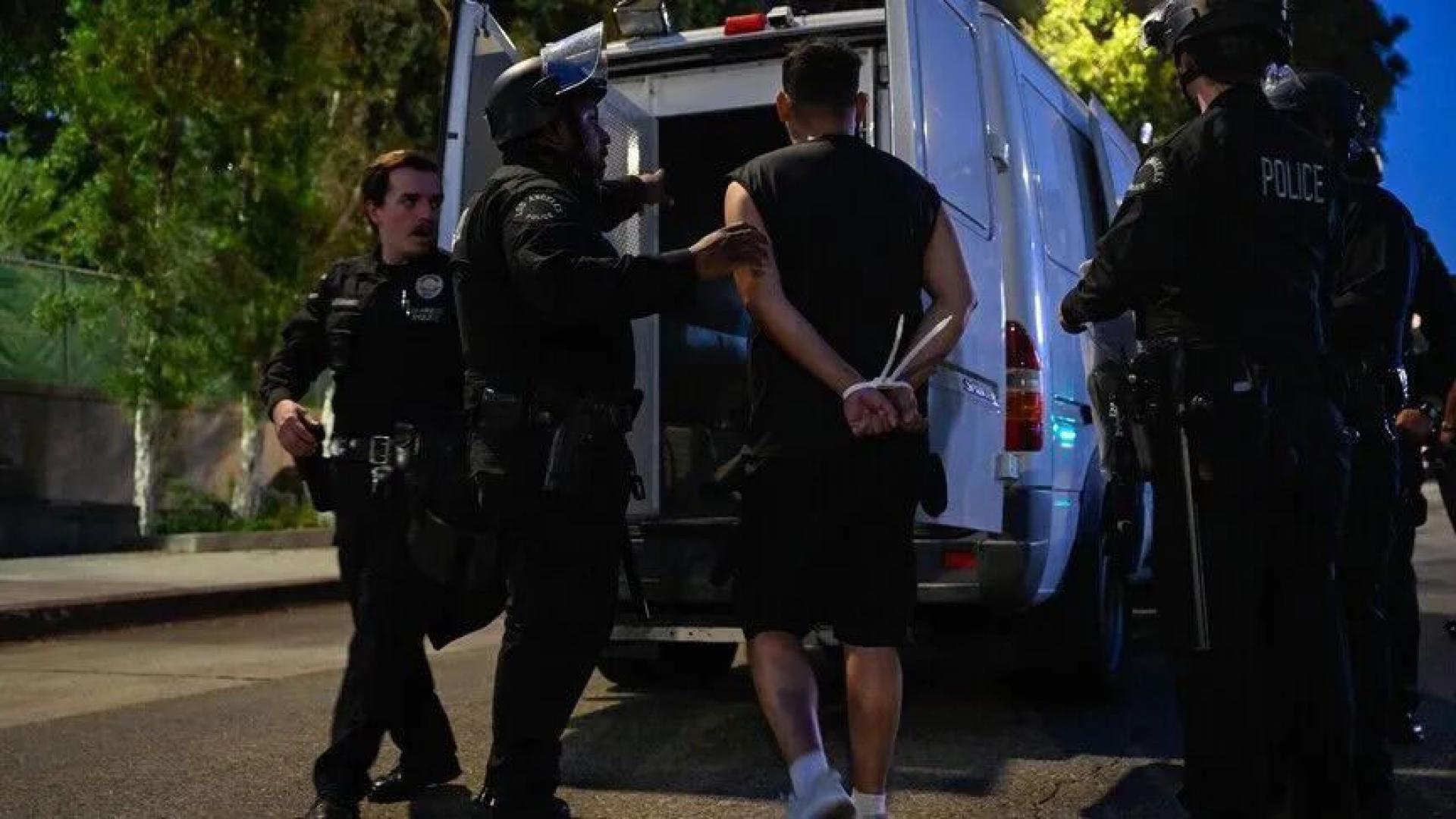 警方带走一武装男子。