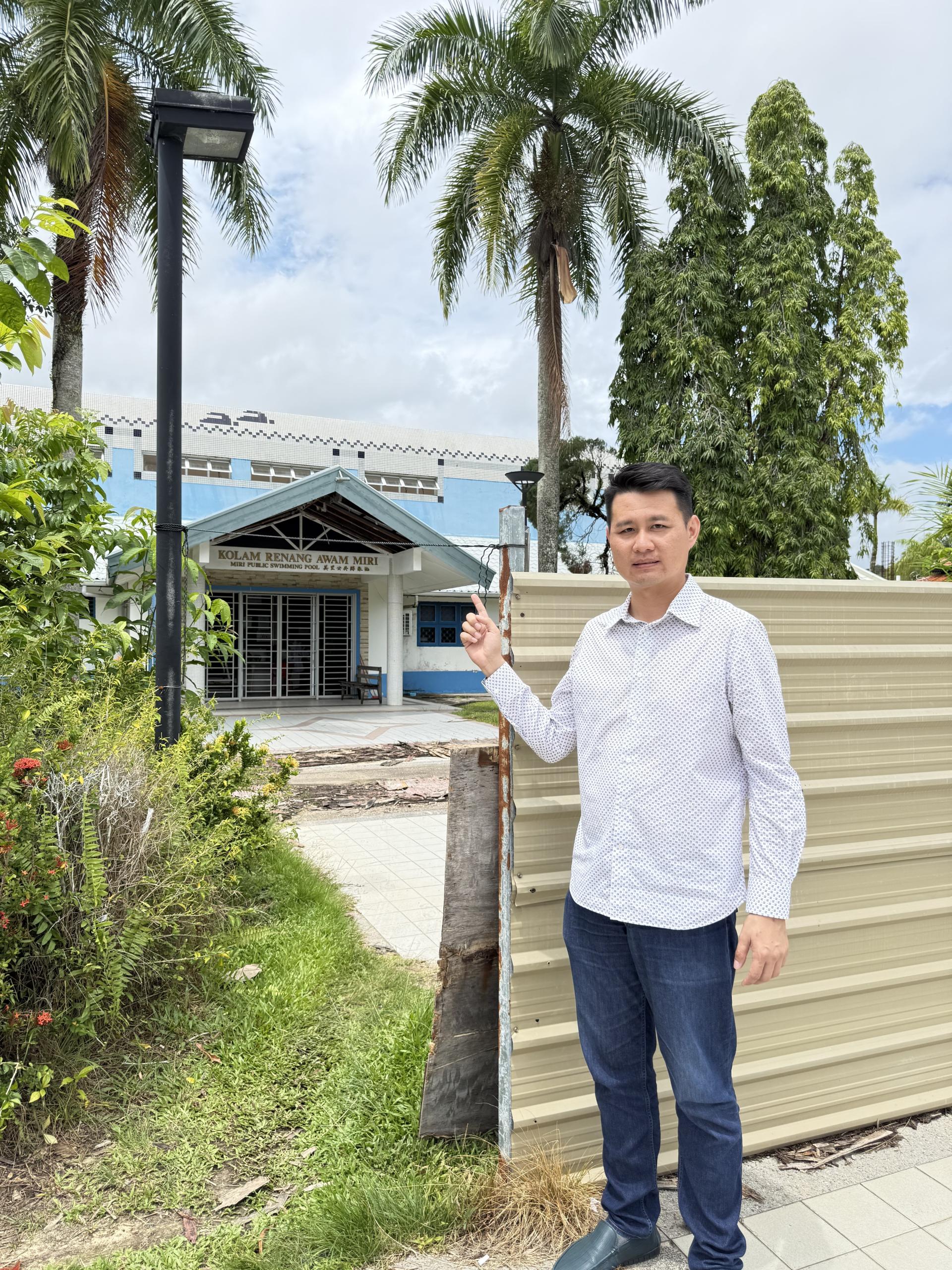 林思健日前再度前往视察已关闭近5年的美里公共游泳池，发现工程依然毫无进展，令市民大感失望。