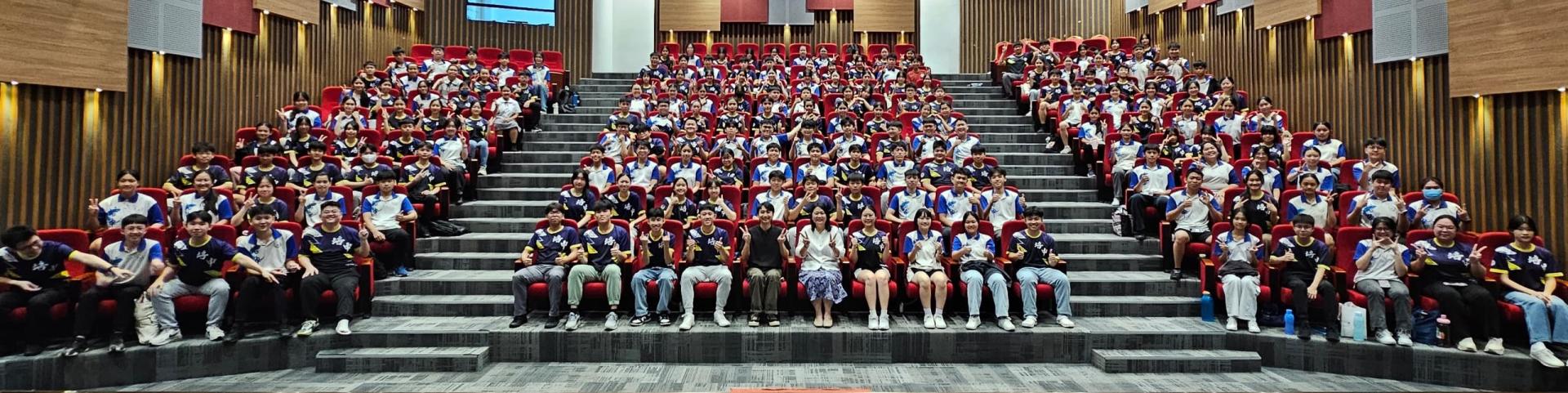 培中文娱晚会筹委会合影。