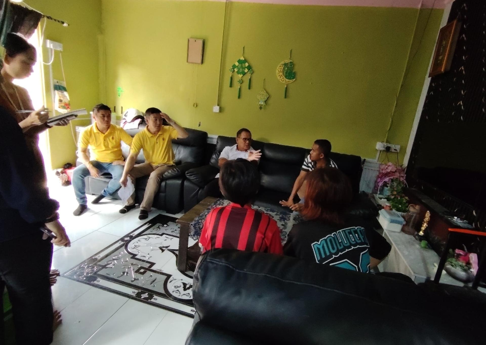 人联党石隆门支部主席张毓伦（左2）、县议员黄展辉（左1）联同石隆门县福利局官员 Heckholas （左3）及团队，与受访家庭深入交流，了解孩童未入学个案及家庭面对的实际困难，并协调后续援助与跟进工作。