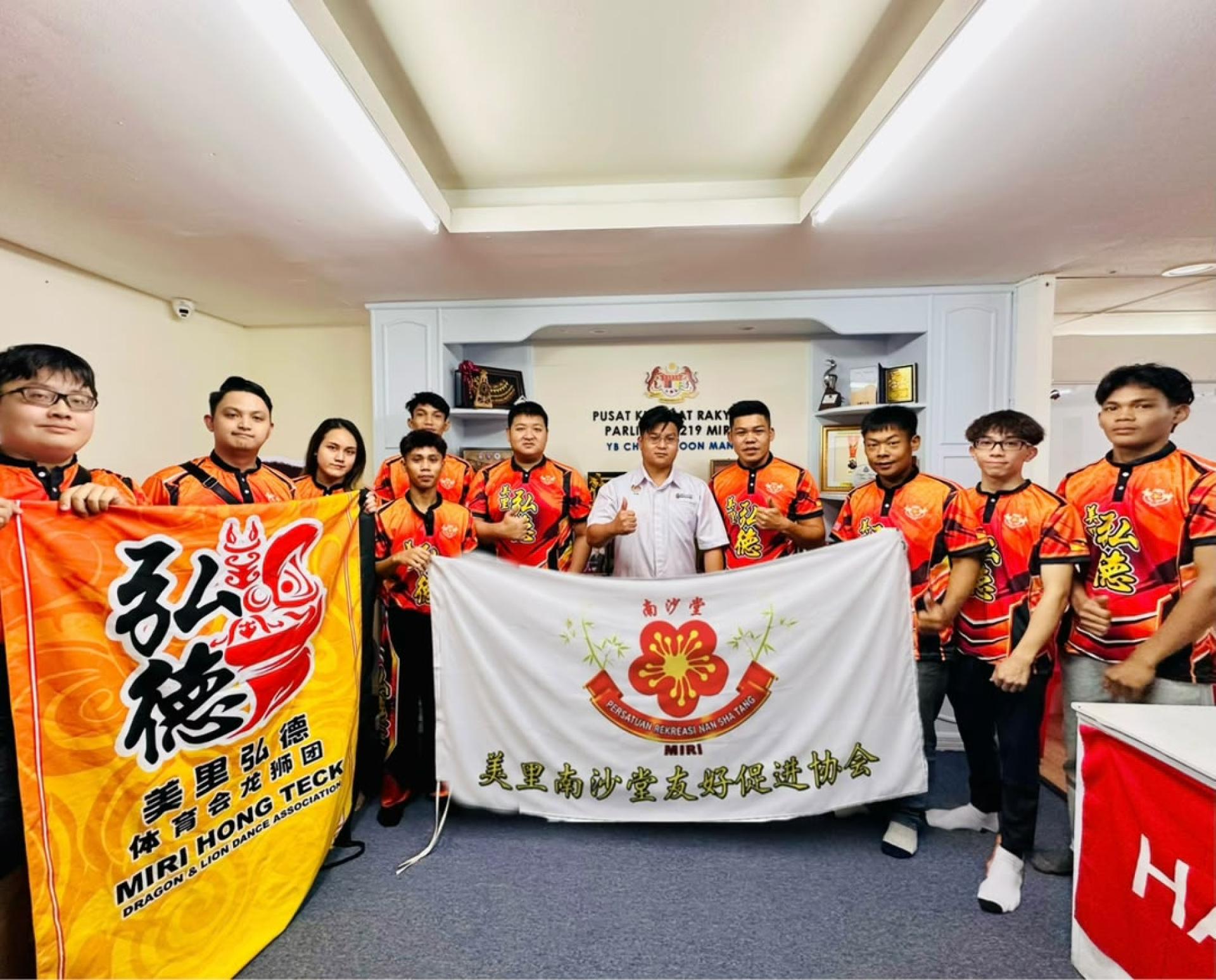 美里弘德体育会龙狮团授旗出征国际赛。右5为马来西亚旅游、艺术及文化部副部长赵俊文律师的代表邹梓建，右4为美里弘德体育会龙狮团主席黄企中。