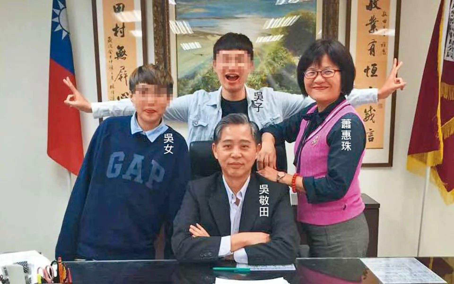 萧惠珠（右1）积极教育基层员警打诈执法技巧，没想到自己女儿却成诈骗犯。