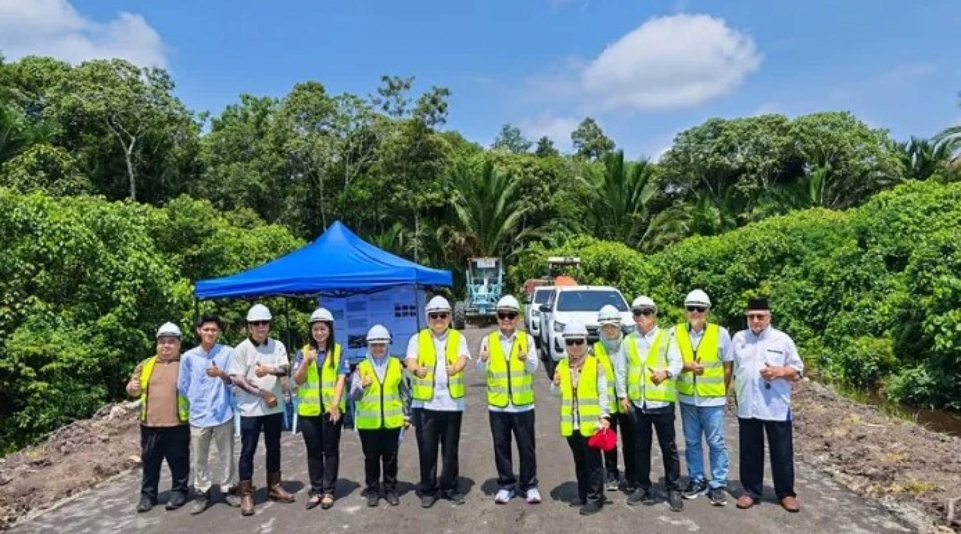 朱安达（右6）与沐胶公共工程局团队于2026年8月4日在甘榜Kebuaw道路工程工地合影。