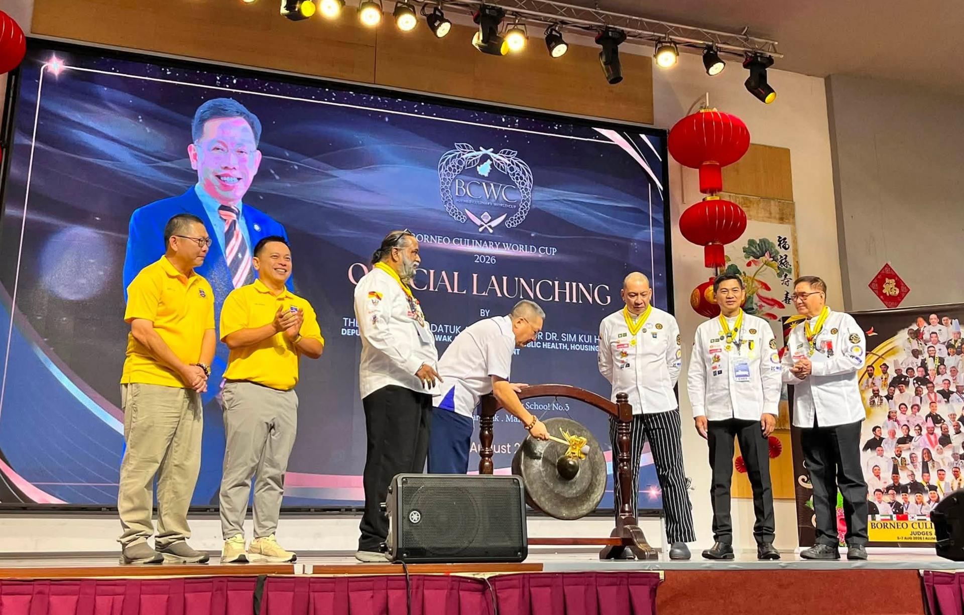 南市市长拿督黄鸿圣（左4）代表不克出席的沈桂贤为2026年婆罗洲世界烹饪大赛主持开幕。