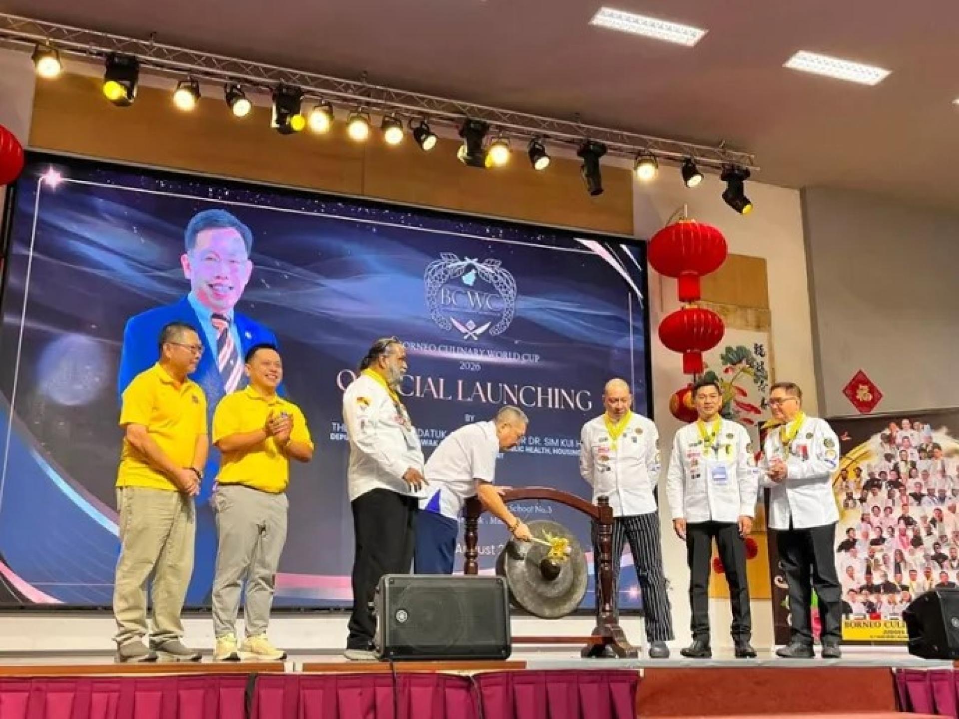 代表沈桂贤博士出席的黄鸿圣，于2026年8月5日在中华小学第三校校友礼堂敲锣，为2026年婆罗洲烹饪世界杯开幕礼主持开幕仪式。