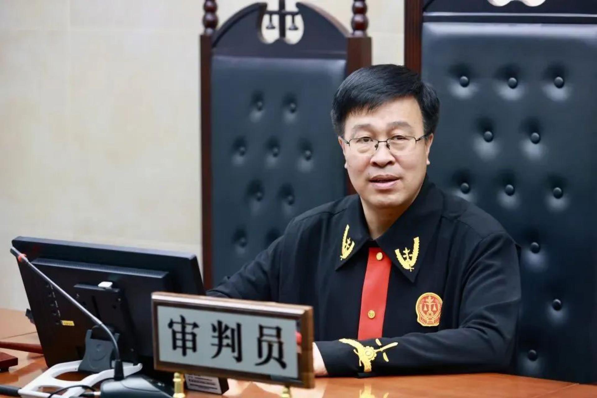 图为承办法官正在开庭审理此案。