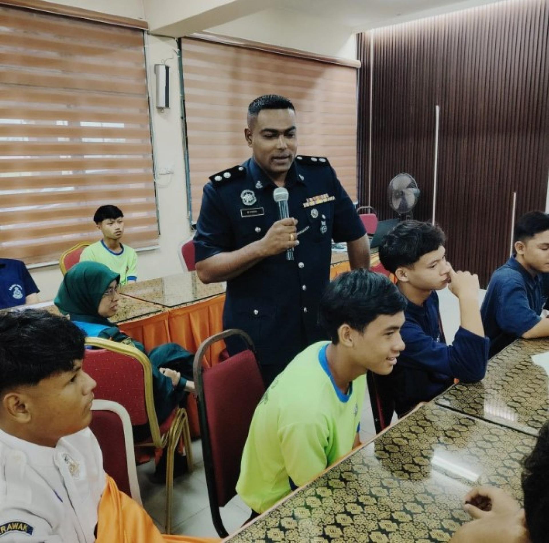 美里县交通调查与执法组督察G. Visvanathan Guna Cekeren向马宝国民中学学生进行道路安全醒觉讲座，强调遵守交通规则及采取安全道路行为的重要性。